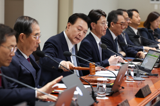 윤석열 대통령이 16일 서울 용산 대통령실 청사에서 열린 국무회의에서 개회 선언을 하고 있다.연합뉴스